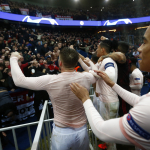 United-leikararnir fegnast saman áskoarunum eftir bragdið á Parc des Princes
(Mynd: EPA)