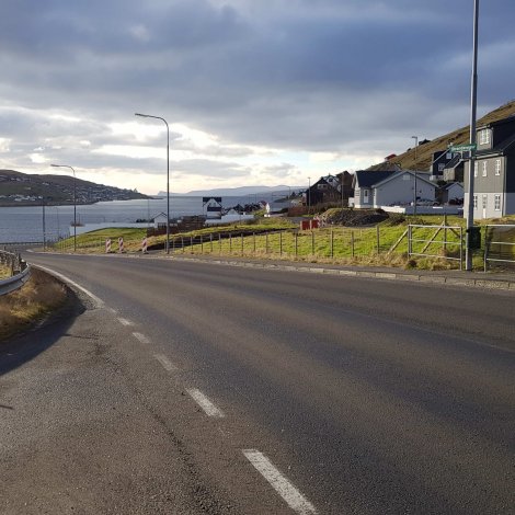 Steingja Strandavegin fyri lættari ferðslu