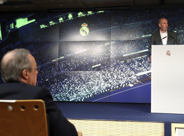Florentino Perez hevur aftur sagt ein venjara upp, og forsetin í Real Madid hevur aftur sett Zidane, ið hevur umboðað felagið sum leikari eisini
(Mynd: EPA)