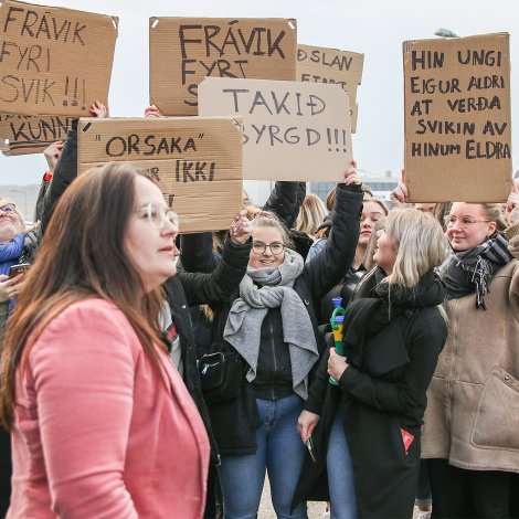 Myndir: Næmingar á Glasi mótmæltu uttanfyri Mentamálaráðið