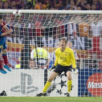 Lionel Messi skorar her til 2-0 ímóti Ferdinand, Van Der Sar og United í finaluni í Rom í 2009
(Mynd: Daily Mail)