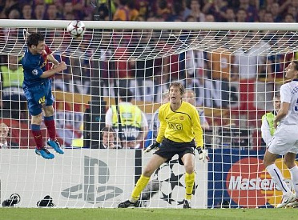 Lionel Messi skorar her til 2-0 ímóti Ferdinand, Van Der Sar og United í finaluni í Rom í 2009
(Mynd: Daily Mail)