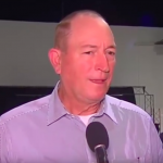 Video: Avstralskur politikari fekk egg í høvdið og legði á ungan drong