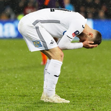 Swansea-leikararnir irðaðu seg eftir at hava tveitt eina 2-0 leiðslu fyri borð ímóti City
(Mynd: EPA)