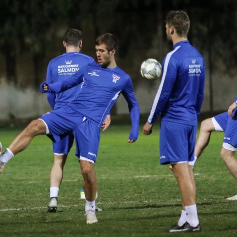 Hallur Hansson og hinir, her til venjing undan Nations League dystinum í november, skulu í morgun aftur á gras á Malta