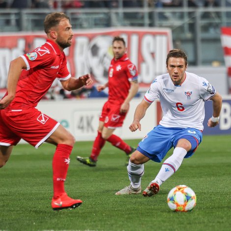 Hallur Hansson í EM-undankappingardystinum í Malta í fjør, sum Føroyar taptu 2-1. Liðformaðurin er aftur á liðnum eftir leikbann (Mynd: Sverri Egholm)