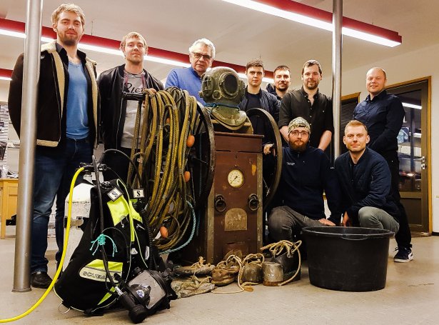 Næmingarnar saman við próvdómara og lærara eftir at royndirnar í gjár. Standandi frá vinstru: Andras á Lofti, Jóhan Nilssen, Heri Mørkøre (próvdómari), Jógvan Sólsker, Ingi Weihe, Gunleif L. Poulsen, Janus Joensen (Lærari). Sitandi frá vinstru: Bent Tommy Wang og Martin Sivertsen.