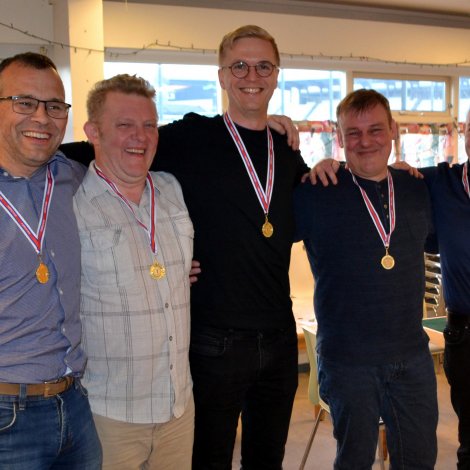 Føroyameistarar í bridge 2019: Balle Mohr, Rói á Rógvi Joensen, Pól Egholm, Allan Dal-Christiansen(liðskipari) og Eyðun Anthoniussen.