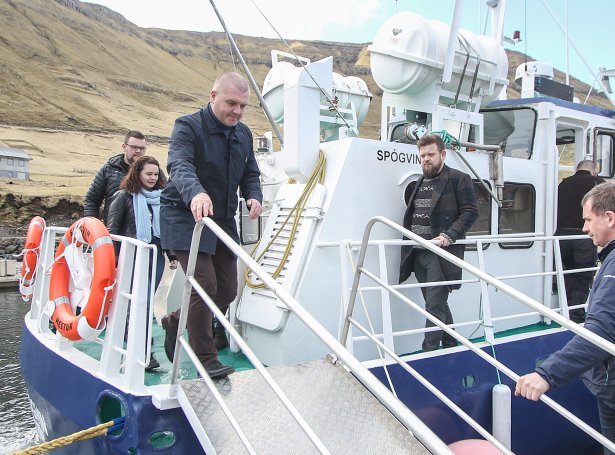 Stjórin á Stranfaraskipum Landsins fer her í land av nýggja bátinum (Mynd: Sverri Egholm)