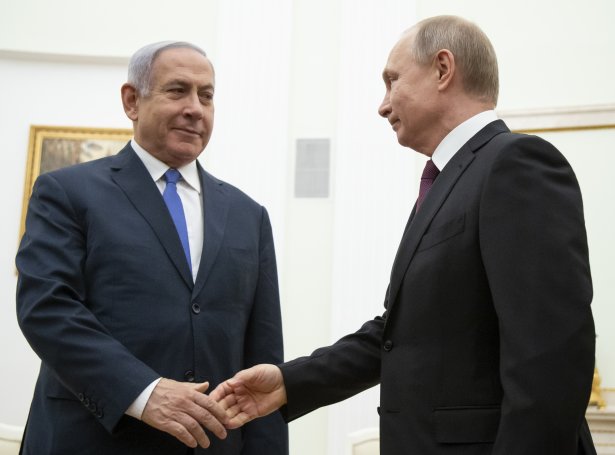 Benjamin Netanyahu, t.v., hevur góð viðurskifti við russiska forsetan, Vladimir Putin (Mynd: EPA)