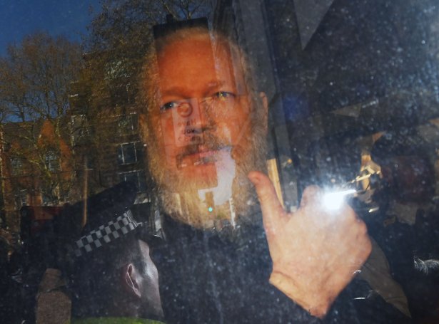 Julian Assange varð handtikin í London hósdagin (Mynd: EPA)