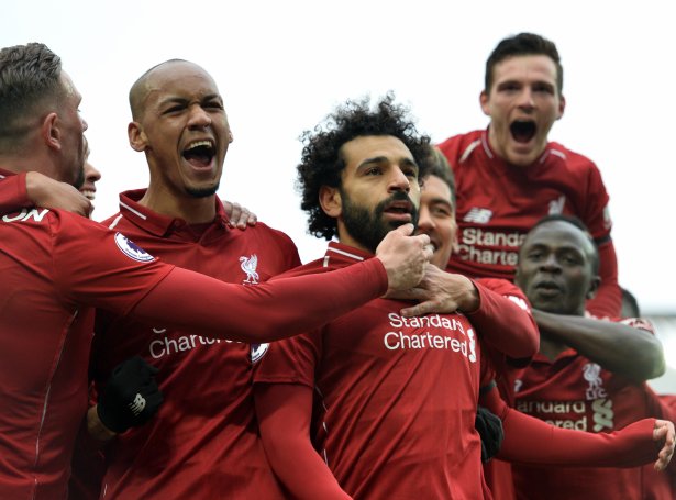Liverpool-leikararnir fagna Mohamed Salah eftir frálíka 2-0 málið
(Mynd: EPA)