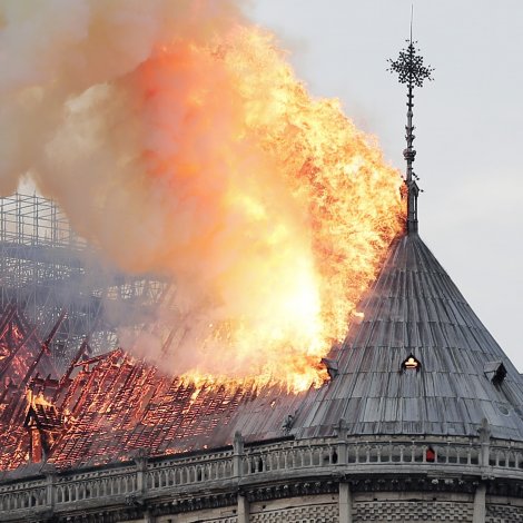 Ríkmenn geva hundraðtals milliónir evrur til at uppbyggja Notre Dame