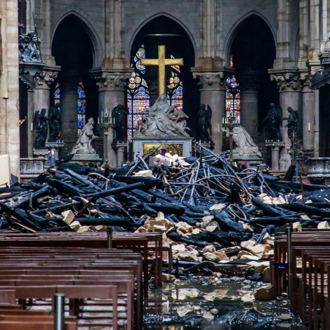 Arbeiðið at endurreisa Notre Dame er góðkent