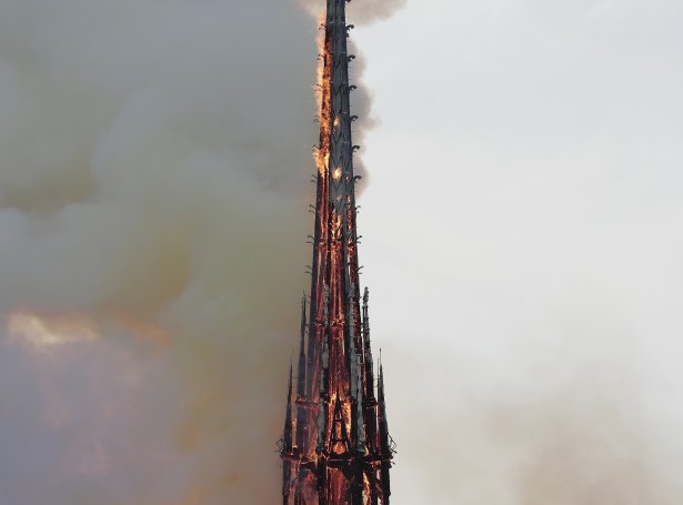 Eldur í spírinum á Notre Dame (Mynd: EPA