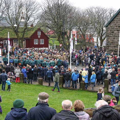 Flaggdagsrøða og horntónar í útvarpinum