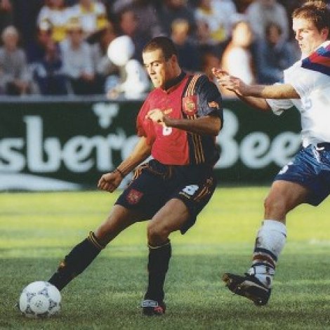 Luis Enrique, ið nú er venjari hjá Spania, og Øssur Hansen í dysti á Svangaskarði í 1996
(Mynd: Dimmalætting)