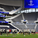 Ajax-liðið fyrireikar seg á Tottenham Hotspur leikvøllinum undan fyrru hálvfinaluni
(Mynd: EPA)