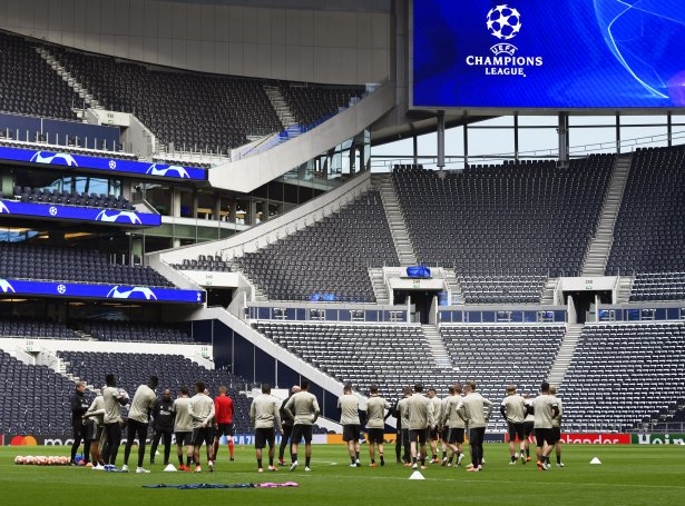 Ajax-liðið fyrireikar seg á Tottenham Hotspur leikvøllinum undan fyrru hálvfinaluni
(Mynd: EPA)