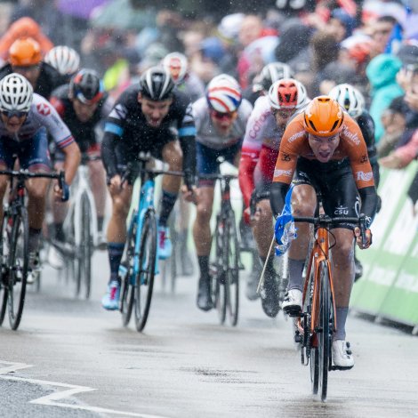 Spurtandi hópurin megnaði ikki at fáa Asselmann aftur, og hann vann fyrsta teinin av Tour de Yorkshire (Mynd: EPA)