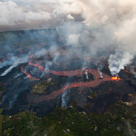 Hawaii: Ferðafólk datt niður í gosfjall