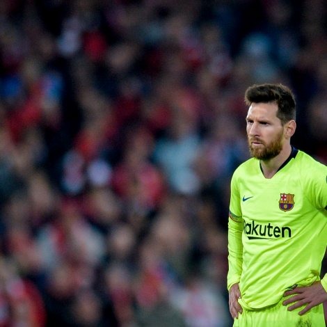 Enn einaferð ein vónbrotin Lionel Messi eftir avgerandi Champions League dyst (Mynd: EPA)