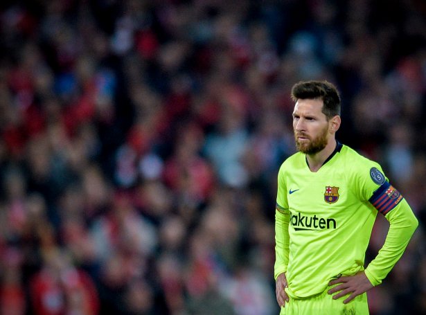 Enn einaferð ein vónbrotin Lionel Messi eftir avgerandi Champions League dyst (Mynd: EPA)