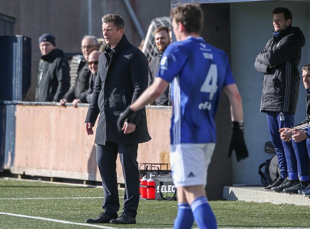 Mikkjal Thomassen, her sum KÍ-venjari í Gundadali móti HB. Sum ungur spældi nú 50-ára gamli venjarin við HB (Mynd: Sverri Egholm)