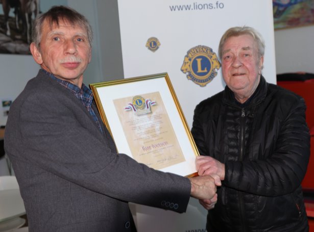 Dánjal Joensen frá Lions Club Tórshavn handaði Ívari Iversen heiðursskjalið, ið staðfestir, at hann av Lions er kosin ársins borgari 2019