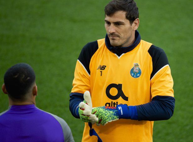 Casillas avvísir ikki, at hann fer í handskarnar aftur (Mynd: EPA)