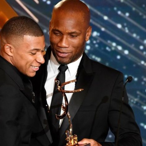 Kylian Mbappe fær handað heiðurin frá Dider Drogba (Mynd: Sky Sports)