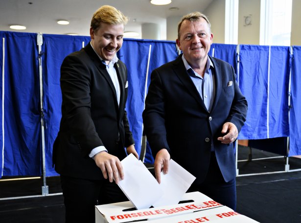 Danski forsetisráðharrin, Lars Løkke Rasmussen, og sonurin Bergur, sum sjálvur stillar upp til ES-tingið fyri Venstre (Mynd: EPA)