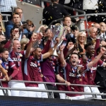 Aston Villa fær Playoff-steypið handað á tjóðarleikvøllinum (Mynd: The Guardian)
