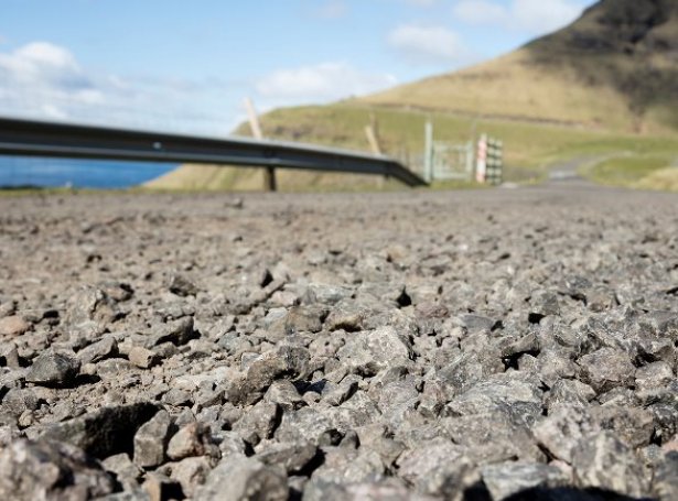 Syðradalsvegurin - asfaltering hart tiltrongd (Mynd: Landsverk)