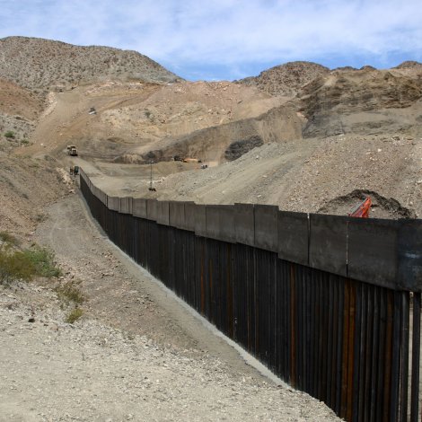 Stuðulsfólk hjá Trump byggja privatan múr á markinum til Meksiko