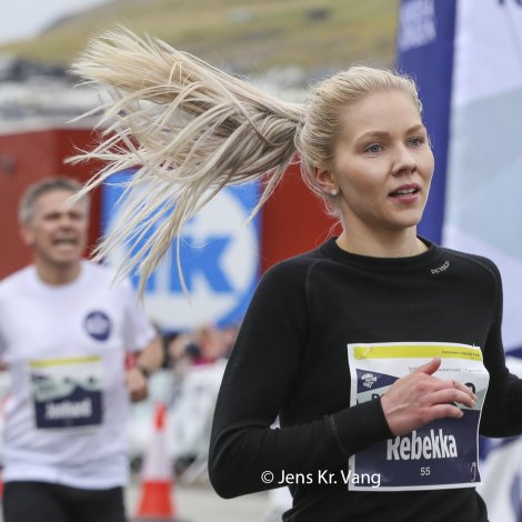 Rennarin Rebekka Fuglø er ein teirra, sum skulu royna seg, tá kappingarnar byrja á oyggjaleikunum í morgin. Myndin er frá Royal Run í Klaksvík (Savnsmynd: Jens Kr. Vang)