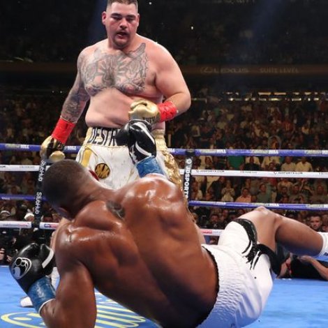 Stóri meksikanarin Andy Ruiz Jr sló Anthony Joshua í gólvið fleiri ferðir í dystinum í gjárkvøldið (Mynd: Sky Sports)