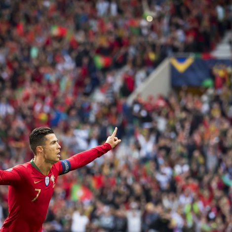 Cristiano Ronaldo gjørdist hetjan í Porto í gjárkvøldið (Mynd: EPA)