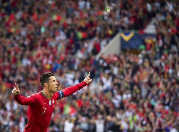 Cristiano Ronaldo gjørdist hetjan í Porto í gjárkvøldið (Mynd: EPA)