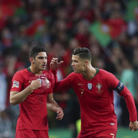 Guedes saman við Cristiano Ronaldo eftir einsamalla málið í finaluni (Mynd: EPA)