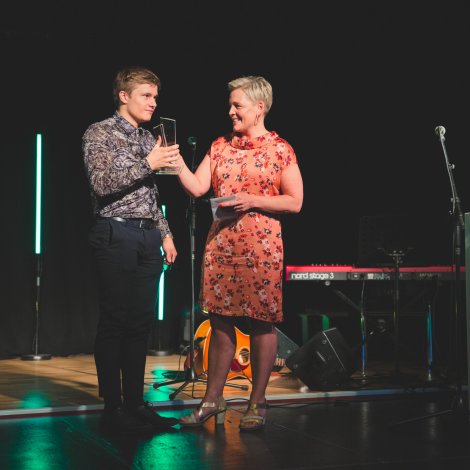 Djóni Sakarisson og Helen Gaardbo, forkvinna Støkk (Mynd: Erla Z)