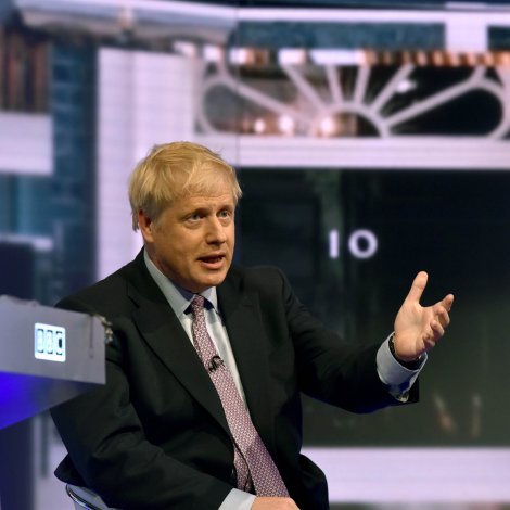 Boris Johnson kemur við endaligu brexitætlanini í dag