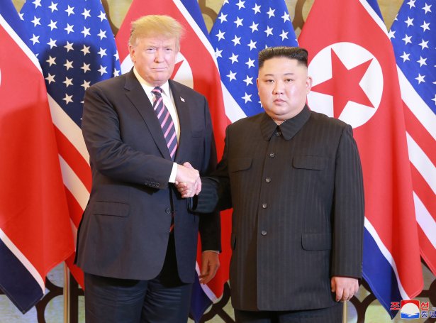 Donald Trump og Kim Jong-un áðrenn fundin í Hanoi í februar, sum brádliga endaði uttan úrslit (Mynd: EPA)