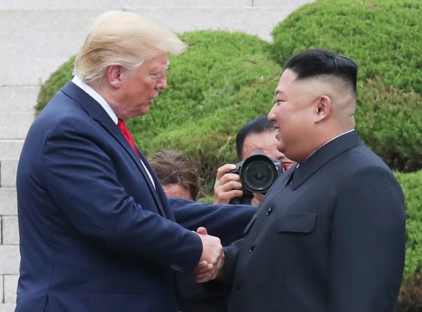 Donald Trump og Kim Jong-un heilsa uppá hvønnannan á avvápnaða økinum millum Norðurkorea og Suðurkorea (Mynd: EPA)