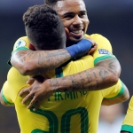 Málskjúttarnir í brasilianska sigrinum, ið løgdu upp til hvønn annan, hálsfevnast (Gabriel Jesus og Roberto Firmino - Mynd: EPA)