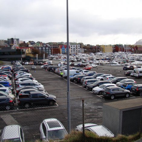 Skálatrøð: 24 básar settir av til parkering í 2 tímar