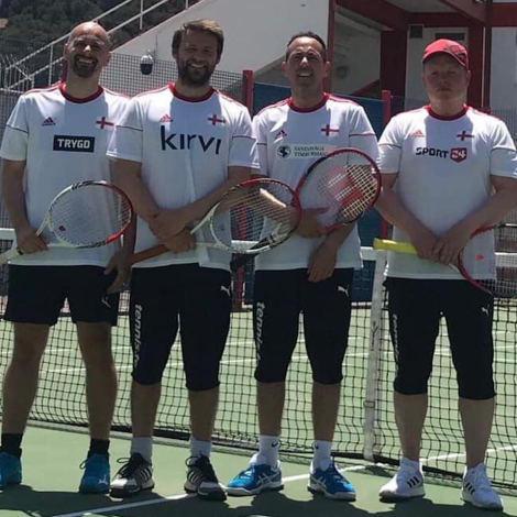 Føroyska tennislandsliðið. Frá vinstru Jón Brekku, Pætur M. Dahl, Pablo Merin og Annfinn Gaard