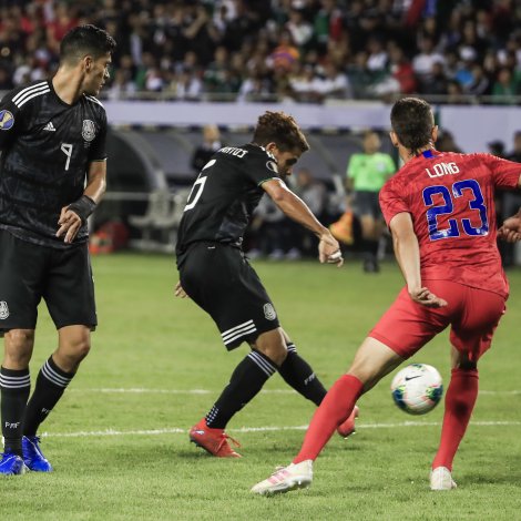 Jonathan Dos Santos skorar her sigursmálið á Soldier Field - Mynd: EPA