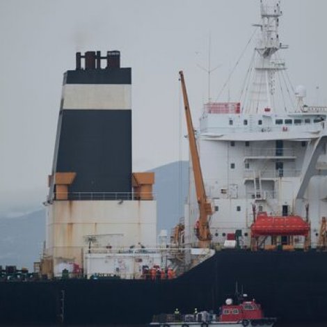 Fimm iransk hernaðarskip royndu at tvinga bretskt tangaskip inn í iranskan sjógv