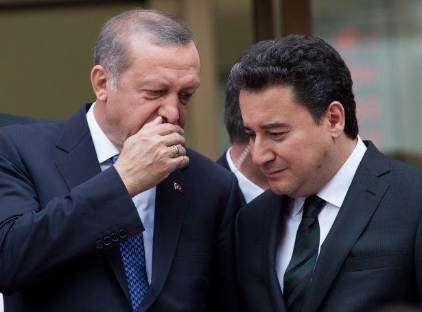 Erdogan (t.h) saman við Ali Babacan, varaforseta í Turkalandi - Mynd: EPA